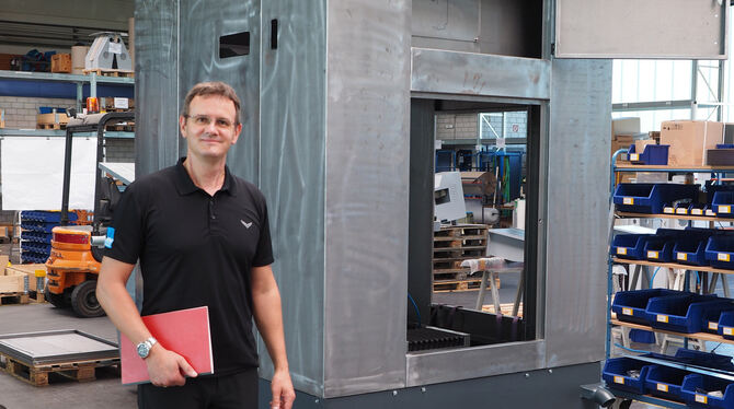 Nikolas Lehrke, Mitgründer und Geschäftsführer der IMM-Maschinenbau in Riederich vor einem typischen Maschinengehäuse des Untern