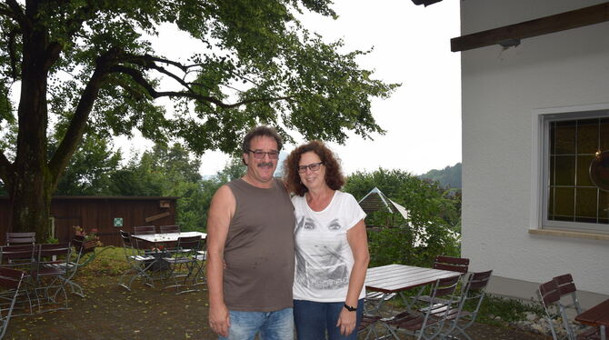 Sonja und Rüdiger Theis aus Dettingen sind seit April Pächter des Naturfreundehauses in Eningen.   FOTO: HAILFINGER