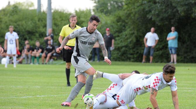 Der SSVler Cristian Giles (am Ball) vergibt eine gute Chance. Am Boden: Die Croatia-Spieler Niko Petrovic und Mario Nikolovski ( Der SSVler Cristian Giles (am Ball) vergibt eine gute Chance. Am Boden: Die Croatia-Spieler Niko Petrovic und Mario Nikolovski (