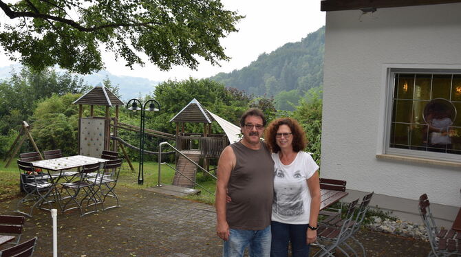 Sonja und Rüdiger Theis aus Dettingen auf der Terrasse des Naturfreundehauses. FOTO: HAILFINGER