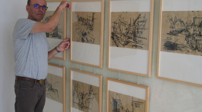 Christoph Menschel zeigt in seiner Atelier-Galerie 11 im Auinger Weg, wie die vielen Baustellen vor seiner Tür auf ihn gewirkt h
