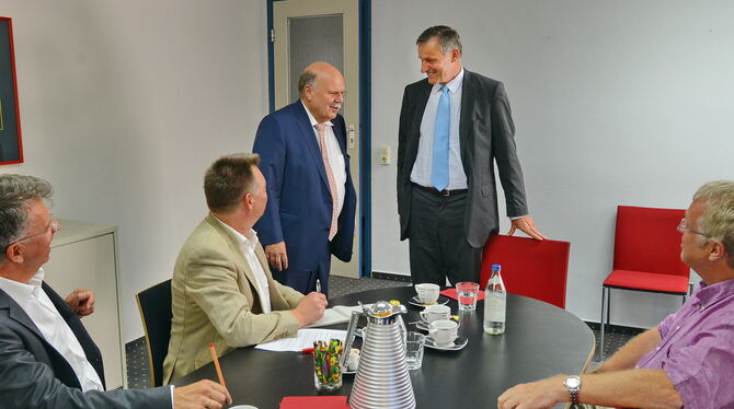 Hans-Ulrich Rülke (stehend, rechts) im Gespräch mit GEA-Verleger Valdo Lehari jr. Zuhörer sind (von links) Davor Cvrlje, Oliver