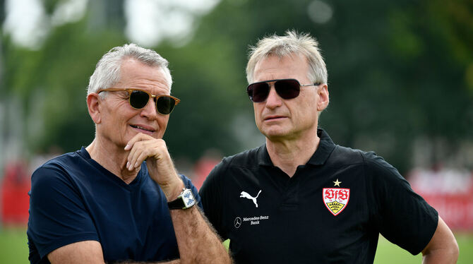 Männer mit Sonnenbrille: VfB-Sportvorstand Michael Reschke (rechts) und Präsident Wolfgang Dietrich.  FOTO: EIBNER