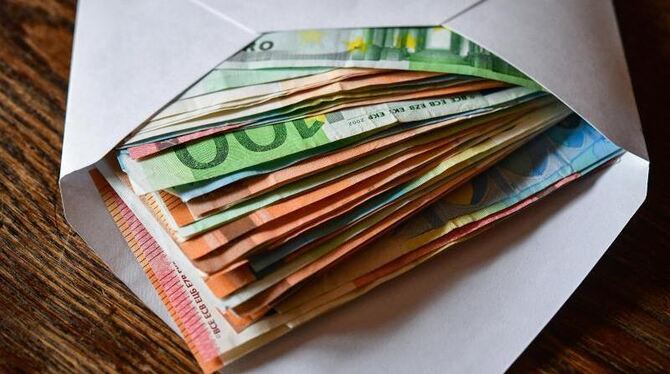 Eurobanknoten liegen in einem Briefumschlag