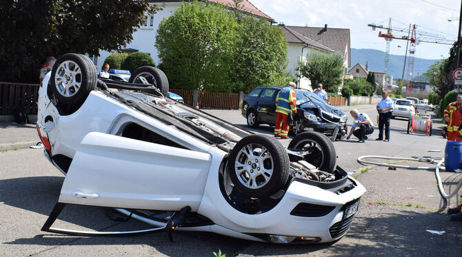 Drei Verletzte forderte dieser Unfall in Metzingen. An der Kreuzung Weiherstraße/Sannentalstraße überschlug sich der weiße Fiest