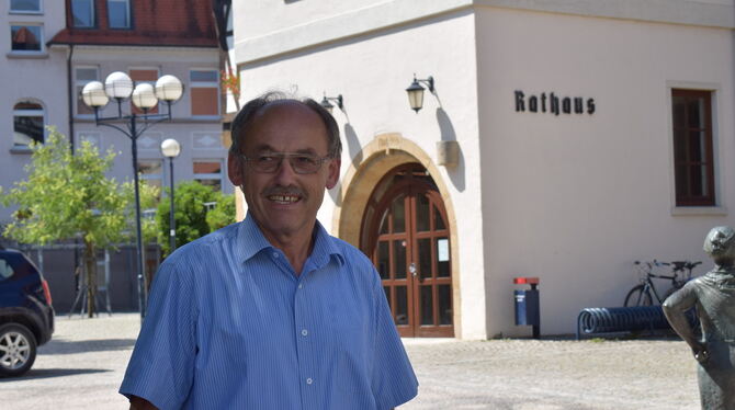 Noch wenige Tage, dann geht er in den Ruhestand: Der 1954 geborene Kämmerer der Gemeinde Dettingen, Karl Reusch. Dann übernimmt