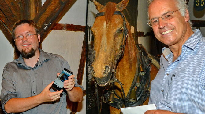 Mit dem Smartphone Lokalgeschichte entdecken: Im Heimatmuseum ist das ab sofort möglich. Boris Niclas-Toelle (links) und Werner