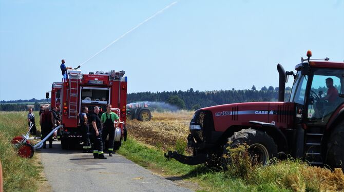 Die Feuerwehr kühlte ein verbranntes Feld bei Magolsheim mit Löschwasser.