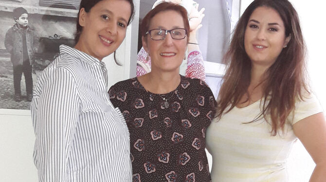 Tandem mit Verstärkung: Familienhebamme Karima Azema (von links) mit Schwangerschaftsberaterin Jutta Birkhold vom »MuT«-Projekt