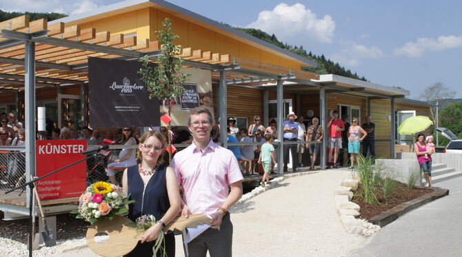 Bürgermeister Christoph Niesler übergab Pächterin Jonne Carstens offiziell den Schlüssel für den neuen Kiosk am Mägerkinger See.