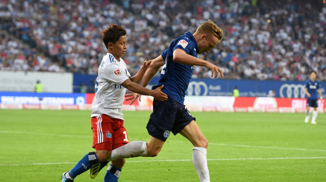Bezeichnende Szene: Der Kieler Jannik Dehm (rechts) ist mit Ball schneller als Hamburgs Tatsuya Ito, der den Gegenspieler nicht