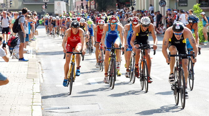 Mit hohem Tempo fahren die Triathleten auf dem Rad durch die Tübinger Altstadt.