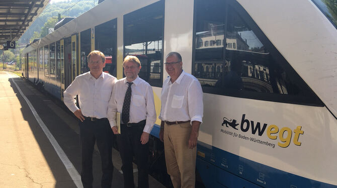 Im Zug nach Horb: David Weltzien, DB-Vorsitzender Regionalleitung Baden-Württemberg (von links), Professor Uwe Lahl, Amtschef im