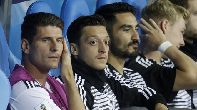 Der zweite Rücktritt aus der Nationalmannschaft nach Mesut Özil (rechts): Auch Mario Gomez zieht den Schlussstrich. FOTO: DPA