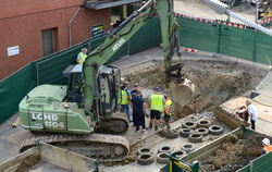 Sehr vorsichtig, fast schon behutsam knabbert sich der Bagger im Bereich Karl-/Bismarckstraße ins Erdreich. FOTOS: PIETH