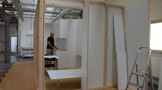 So sieht das ideale Wohnheimzimmer aus: Klaus Kessler an der Spüle.  FOTO: CONZELMANN