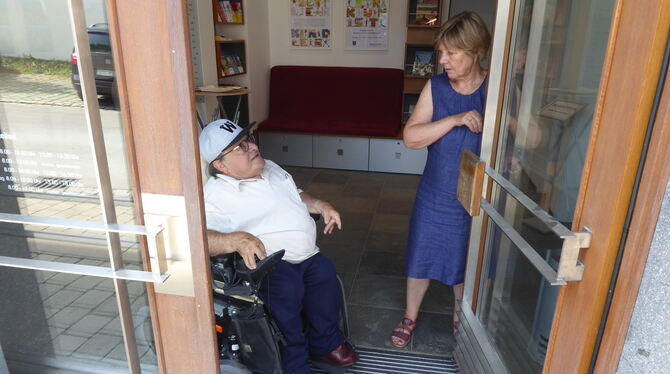 Der Kreisbehindertenbeauftragte Willi Rudolf (links) und die Ofterdinger Behindertenbeauftragte Ruth Blaum bei der für Behindert