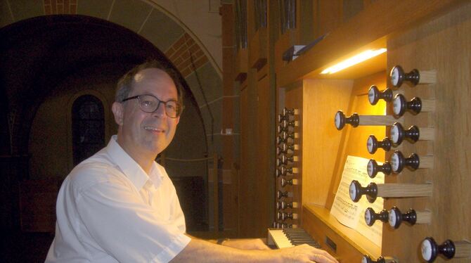 Heimspiel: Andreas Dorfner an der Orgel der Wolfgangskirche.  FOTO: VARADY