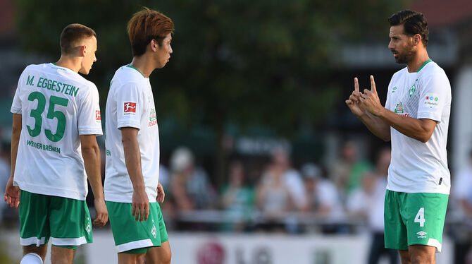 Werder Sturm-Legende Claudio Pizarro (rechts) soll für Talente wie Maximillian Eggestein (links)und Yuya Osako ein Mentor sein.