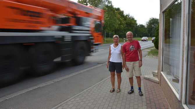 Barbara und Eckart Schneider leben direkt an der B 312 in Unterhausen. Dort hat das Regierungspräsidium jetzt teilweise die Temp