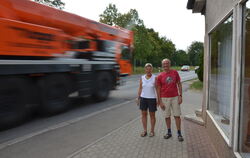 Barbara und Eckart Schneider leben direkt an der B 312 in Unterhausen. Dort hat das Regierungspräsidium jetzt teilweise die Temp