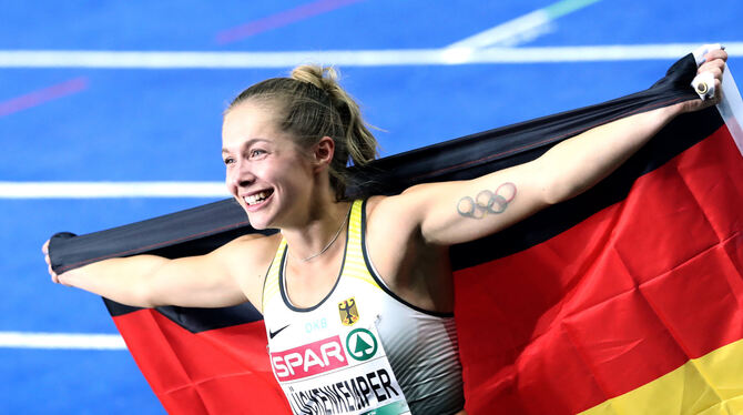 Mit Tränen in den Augen und Deutschland-Fahne auf die Ehrenrunde in Berlin: Gina Lückenkemper. FOTO: DPA