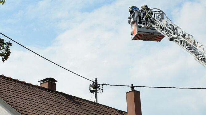 Mithilfe einer Hebebühne wurde der Stromständerbrand am Dach untersucht.