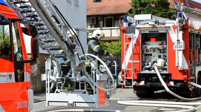 Einsatz im Sickenhäuser Ortskern: In der Straße Am Gassenbrunnen sorgten die Feuerwehr-Fahrzeuge für Aufsehen. FOTOS: NIETHAMMER