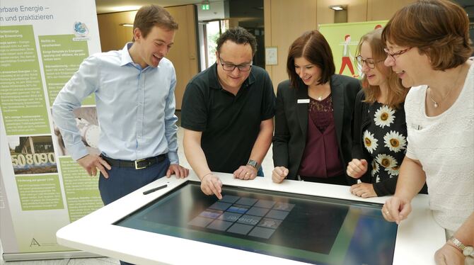 Ein Multiple-Touch-Desk sorgt für Spielfreude und Informationen (von links): Bernd Schwab, Tobias Kemmler, Nicole Westhauser, Na