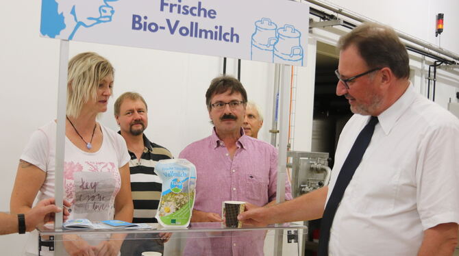 Landrat Joachim Walter (rechts) ließ sich die frische Biomilch von der Tübio-Molkerei in Bodelshausen schmecken. Eingeschenkt ha Landrat Joachim Walter (rechts) ließ sich die frische Biomilch von der Tübio-Molkerei in Bodelshausen schmecken. Eingeschenkt ha