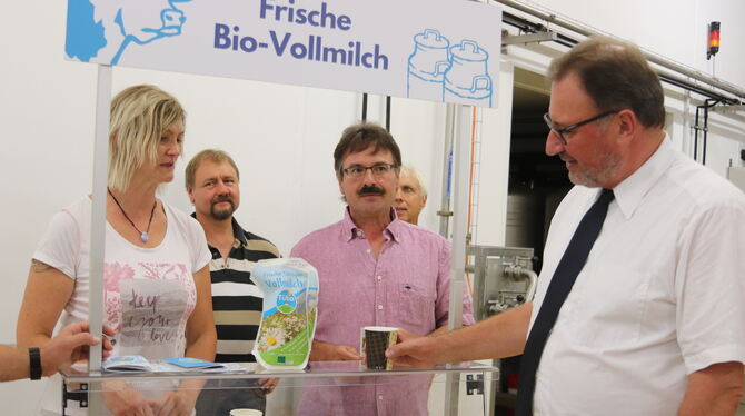 Landrat Joachim Walter (rechts) ließ sich die frische Biomilch von der Tübio-Molkerei in Bodelshausen schmecken. Eingeschenkt ha