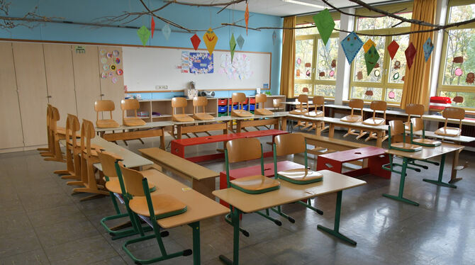 Leere Pausenhöfe, Stühle ruhen auf Tischen, allein die Kinderfiguren aus Holz sind geblieben: In der Bästenhardtschule sind die