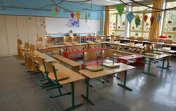 Leere Pausenhöfe, Stühle ruhen auf Tischen, allein die Kinderfiguren aus Holz sind geblieben: In der Bästenhardtschule sind die 
