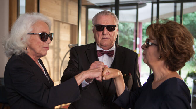 Filmszene aus »Laible und Frisch – Do goht dr Doig«. Schauspielerin Monika Hirschle (rechts, als Uschi Stammer) ist heute im Spi