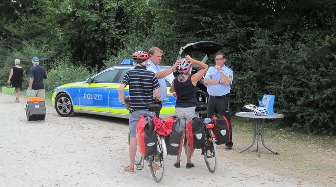 Welche Bedeutung der Fahrradhelm haben kann: Die Präventionsaktion der Polizei am Aileswasensee bei Neckartailfingen (im Bild) u