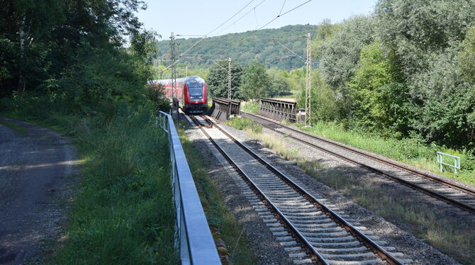 140 Züge täglich: Die Brücke über die Blaulach stammt noch aus dem Jahr 1905. Die Trasse hat der Natur letztendlich sogar genutz