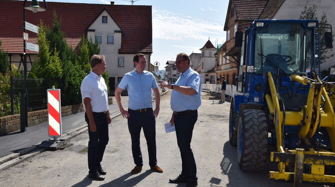 Baustellenbegehung in Stockach: Erster Landesbeamter Hans-Erich Messner (von links), Christopher Dekrell und Landrat Joachim Wal