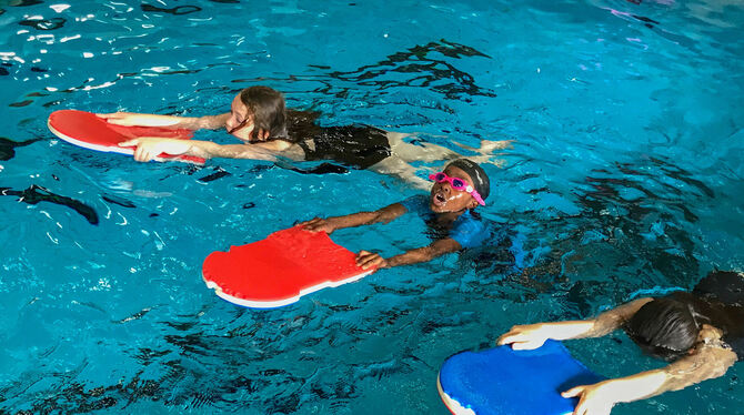 Mehr als 600 Kinder haben in den vergangenen drei Jahren über das Projekt schwimmen gelernt. FOTOS: PROJEKT "SCHWIMMEN FÜR ALLE