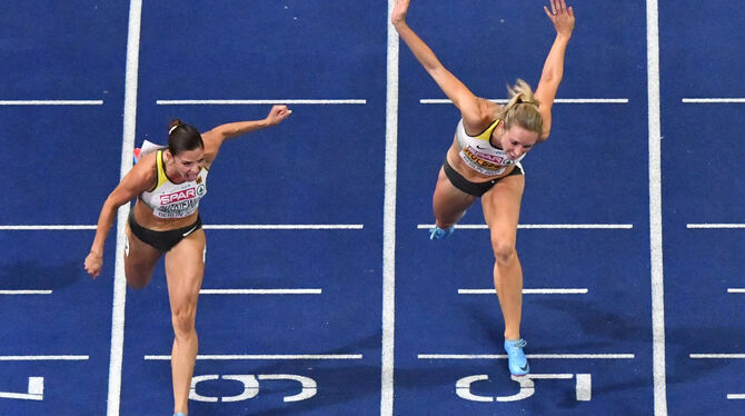 Packendes Finale: Silbermedaillengewinnerin Pamela Dutkiewicz (links) kommt knapp vor Cindy Roleder ins Ziel.  FOTO: DPA