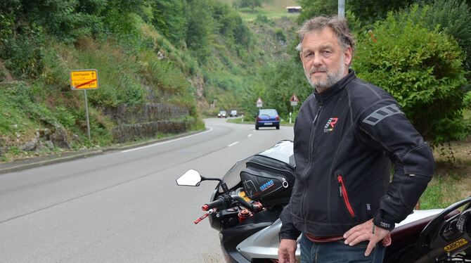 Motorradfahrer Karl Bartelmuß kritisiert den Zustand der Holzelfinger Steige.  FOTO: SAUTTER