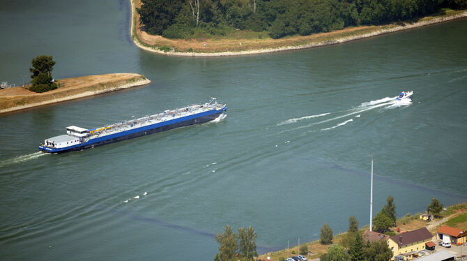 Boote auf dem Rhein bei Karlsruhe. Die Ufer an Deutschlands längstem Fluss sollen am "Rhine- CleanUp"-Tag" am 15. September von