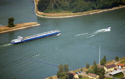 Boote auf dem Rhein bei Karlsruhe. Die Ufer an Deutschlands längstem Fluss sollen am »Rhine- CleanUp«-Tag« am 15. September von 
