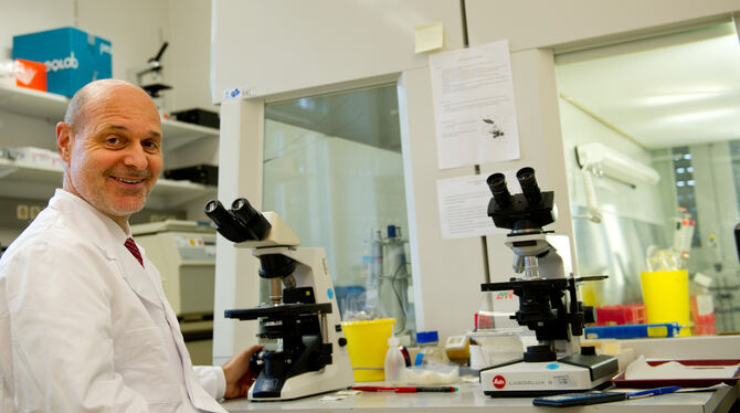 Der Tübinger Mediziner Peter Kremsner während Forschungsarbeiten zu Ebola.  FOTO: DPA