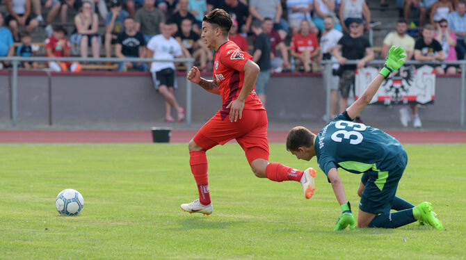 Erzielte das Ausgleichstor für den SSV Reutlingen: Dominic Sessa (links). FOTO: BAUR Erzielte das Ausgleichstor für den SSV Reutlingen: Dominic Sessa (links). FOTO: BAUR