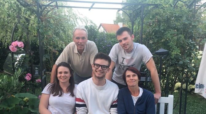 Griffin (Mitte) und seine Kusterdinger Gastfamilie Ecker-Märkle. FOTO: PRIVAT