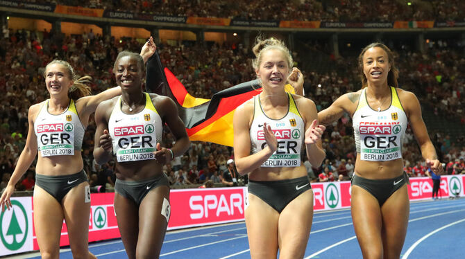 Jubel bei den Bronzemedaillengewinnerinnen über 4 x 100 Meter (von links): Rebekka Haase, Lisa-Marie Kwayie, Gina Lückenkemper,