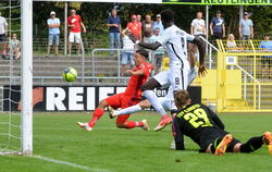 In dieser Szene scheitert Dominic Sessa (rotes Trikot) an der Latte, später erzielt er das Ausgleichstor für den SSV.  FOTOS.: N