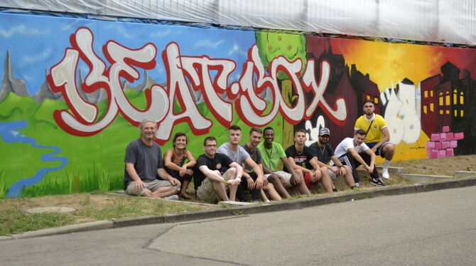 Kunterbunter Hingucker: Das neue Graffiti beim Jugendtreff Beatbox wurde von Jugendlichen unter professioneller Anleitung gescha