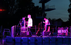 Auf einer schwimmenden Pontonbühne: Dicke Fische im Freibad Markwasen.