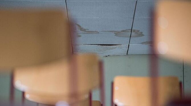 Schäden an der Decke eines Unterrichtsraums
